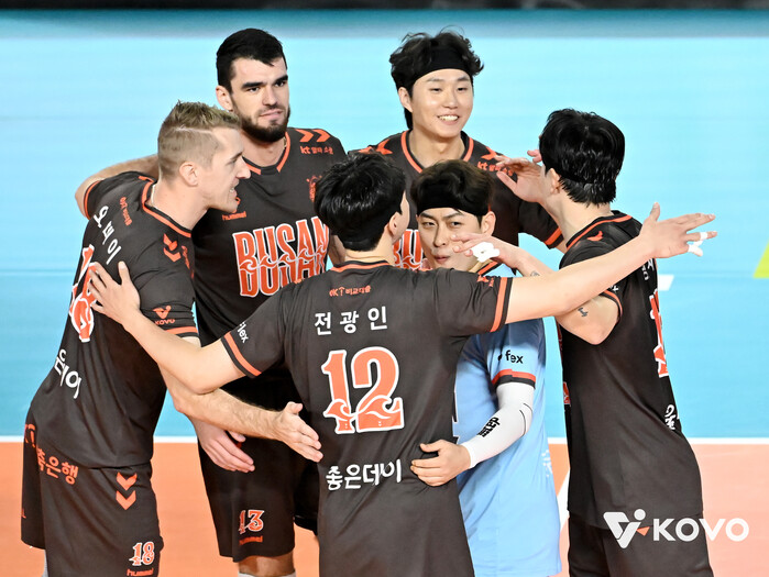 디미트로프 32점 OK저축은행, 삼성화재 꺾고 시즌 첫 경기 승리