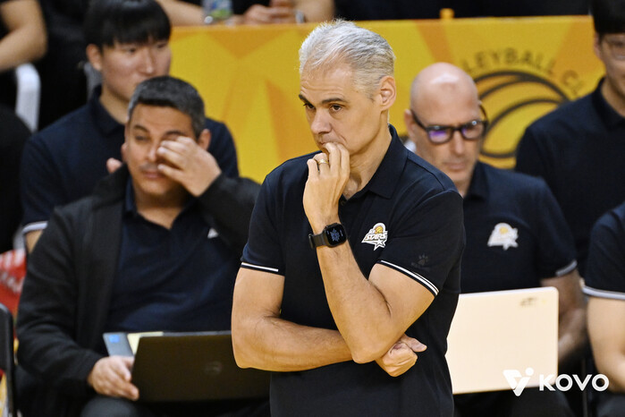 완패 카르발류 KB손해보험 감독 "팀으로서 태도에 문제있던 경기"