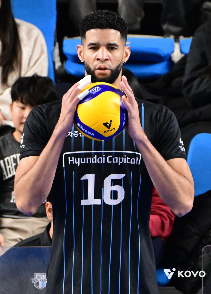 레오·허수봉 40점 합작 현대캐피탈, KB손해보험 꺾고 2위 점프