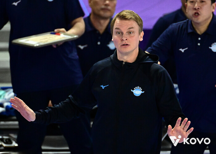 토미 틸리카이넨 감독 바르샤바 떠나 ...